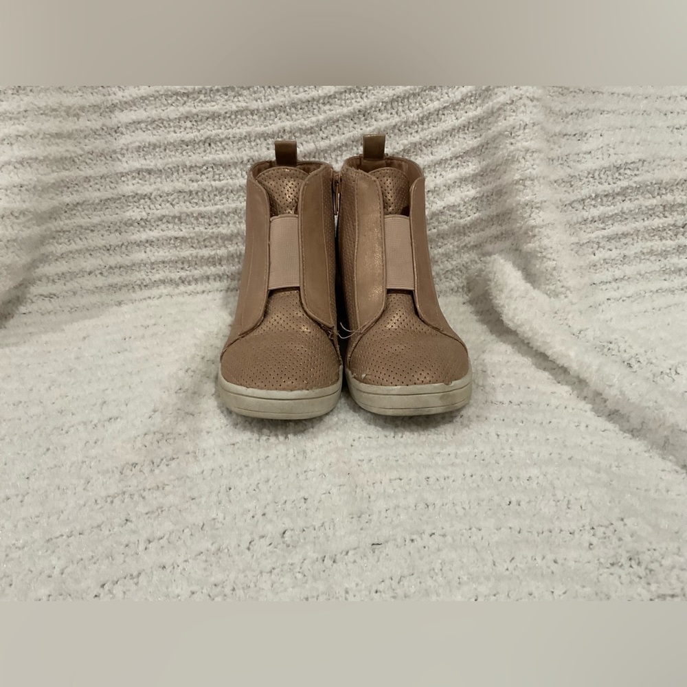 Kids Mia Rose Gold Shoes.       Kids Size- Girls 1 M